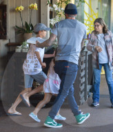 EXKLUSIV - Harper Beckham schenkt dem Paparazzi einen Blick