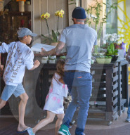 EXKLUSIV - Harper Beckham schenkt dem Paparazzi einen Blick