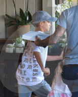 EXKLUSIV - Harper Beckham schenkt dem Paparazzi einen Blick