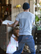 EXKLUSIV - Harper Beckham schenkt dem Paparazzi einen Blick