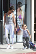 PEOPLE - Alessandra Ambrosio trägt weisse Leggins