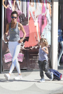 PEOPLE - Alessandra Ambrosio trägt weisse Leggins