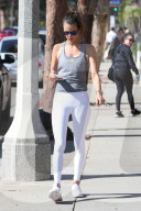 PEOPLE - Alessandra Ambrosio trägt weisse Leggins