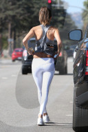 PEOPLE - Alessandra Ambrosio trägt weisse Leggins