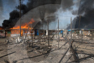 NEWS - Calais: Flüchtlingslager "Jungle" brennt lichterloh