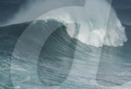 FEATURE - Grosse Herausforderung für Surfer: Die Wellen von Nazare