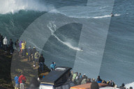 FEATURE - Grosse Herausforderung für Surfer: Die Wellen von Nazare