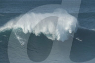 FEATURE - Grosse Herausforderung für Surfer: Die Wellen von Nazare