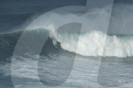 FEATURE - Grosse Herausforderung für Surfer: Die Wellen von Nazare