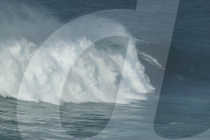 FEATURE - Grosse Herausforderung für Surfer: Die Wellen von Nazare