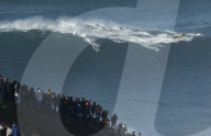 FEATURE - Grosse Herausforderung für Surfer: Die Wellen von Nazare