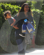 PEOPLE - Zoe Saldana und Marco Perego mit ihren Zwillingen unterwegs