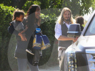 PEOPLE - Zoe Saldana und Marco Perego mit ihren Zwillingen unterwegs