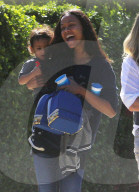 PEOPLE - Zoe Saldana und Marco Perego mit ihren Zwillingen unterwegs