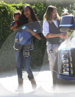 PEOPLE - Zoe Saldana und Marco Perego mit ihren Zwillingen unterwegs