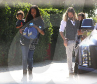 PEOPLE - Zoe Saldana und Marco Perego mit ihren Zwillingen unterwegs