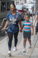 PEOPLE - Christina Milian mit Klein Violet in Beverly Hills unterwegs