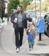 PEOPLE - Daddy on Duty: Ben Affleck mit Klein Samuel in Brentwood unterwegs