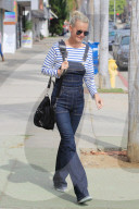 PEOPLE - Laeticia Hallyday in Latzhosen in Beverly Hills unterwegs