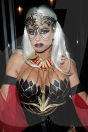 PEOPLE - Carmen Electra das scharfe Halloween Vamp