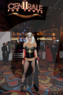 PEOPLE - Carmen Electra das scharfe Halloween Vamp