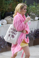 PEOPLE - Emma Roberts im pinken Bademantel auf dem Set zu "Scream Queens"
