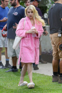 PEOPLE - Emma Roberts im pinken Bademantel auf dem Set zu "Scream Queens"
