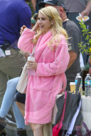 PEOPLE - Emma Roberts im pinken Bademantel auf dem Set zu "Scream Queens"