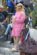 PEOPLE - Emma Roberts im pinken Bademantel auf dem Set zu "Scream Queens"