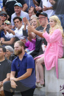 PEOPLE - Emma Roberts im pinken Bademantel auf dem Set zu "Scream Queens"
