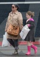PEOPLE - Melissa McCarthy mit Klein Vivian in Los Angeles unterwegs