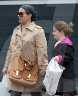 PEOPLE - Melissa McCarthy mit Klein Vivian in Los Angeles unterwegs