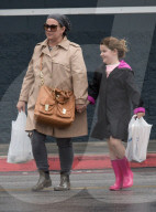 PEOPLE - Melissa McCarthy mit Klein Vivian in Los Angeles unterwegs
