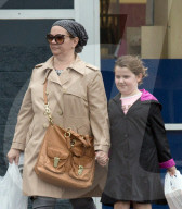 PEOPLE - Melissa McCarthy mit Klein Vivian in Los Angeles unterwegs