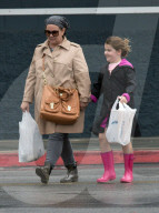 PEOPLE - Melissa McCarthy mit Klein Vivian in Los Angeles unterwegs