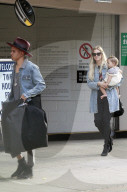 PEOPLE - Ashlee Simpson trägt Klein Jagger durch die Nachbarschaft