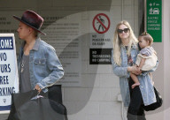 PEOPLE - Ashlee Simpson trägt Klein Jagger durch die Nachbarschaft