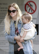 PEOPLE - Ashlee Simpson trägt Klein Jagger durch die Nachbarschaft