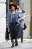 PEOPLE - Ashlee Simpson trägt Klein Jagger durch die Nachbarschaft