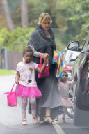 PEOPLE - Charlize Theron bringt die Kids zu einer Halloween Party