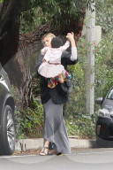 PEOPLE - Charlize Theron bringt die Kids zu einer Halloween Party