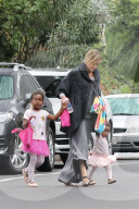PEOPLE - Charlize Theron bringt die Kids zu einer Halloween Party