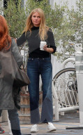 PEOPLE - Gwyneth Paltrow mit den Kids in Brentwood unterwegs