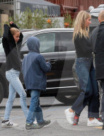 PEOPLE - Gwyneth Paltrow mit den Kids in Brentwood unterwegs