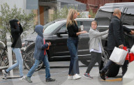 PEOPLE - Gwyneth Paltrow mit den Kids in Brentwood unterwegs