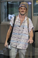 PEOPLE - Tom Felton landet mit einer Gitarre in Vancouver