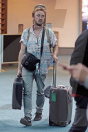 PEOPLE - Tom Felton landet mit einer Gitarre in Vancouver