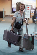 PEOPLE - Tom Felton landet mit einer Gitarre in Vancouver