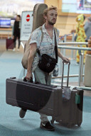 PEOPLE - Tom Felton landet mit einer Gitarre in Vancouver