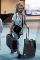 PEOPLE - Tom Felton landet mit einer Gitarre in Vancouver